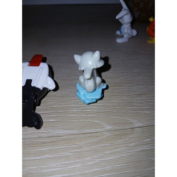 Lot Of 4 Kinder Egg Surprise Toys Ferrero Rabbit, Rooster, Whale & A Wolf Stamp - Picture 11 of 12